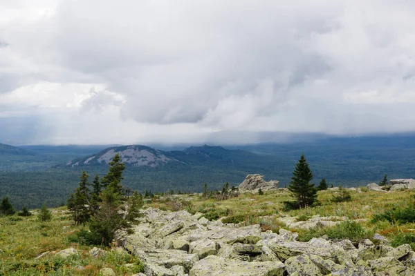 Vista Sobre Las Nubes Lluvia Sobre Valle Del Bosque Montañoso —  Fotos de Stock