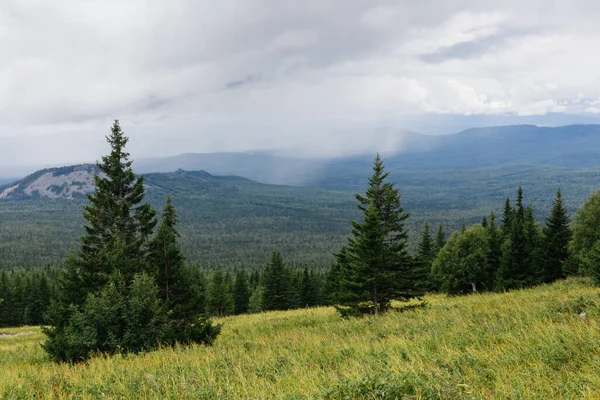 Vista Sobre Las Nubes Lluvia Sobre Valle Del Bosque Montañoso —  Fotos de Stock