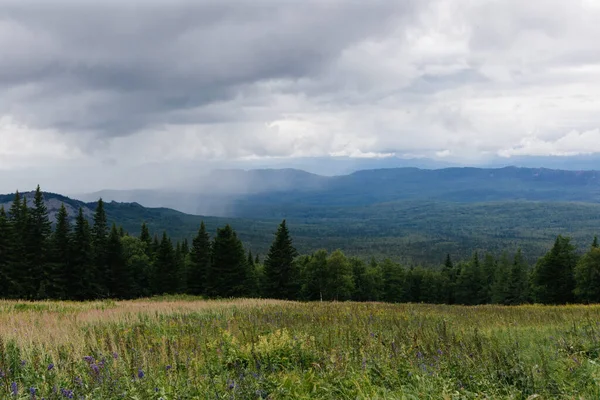 Vista Sobre Nuvens Chuva Sobre Vale Floresta Montanha South Urais — Fotografia de Stock