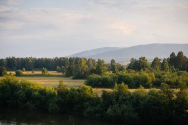 Rusya 'daki Güney Ural dağlarında, nehirden sonra gelen güzel gün batımı sisi