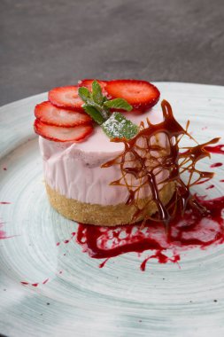 Taze çilekli kek, çilekli ve şekerli karamel süslemeli.