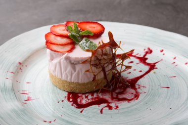 Taze çilekli kek, çilekli ve şekerli karamel süslemeli.