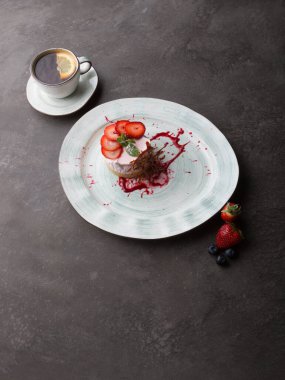 Taze çilekli kek, çilekli ve şekerli karamel süslemeli.