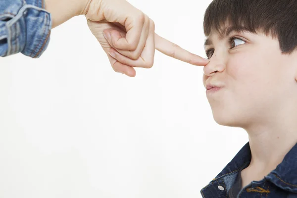 Çocuğun burnuna gösteren bir kadının el