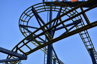 Parktaki cazibenin bir parçası mavi gökyüzüne karşı