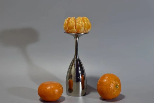 Trois Mandarines Verre Métallique Ombre Eux Sur Fond Gris — Photo