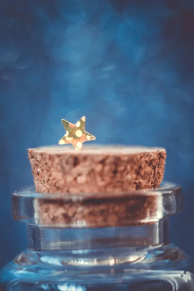 Pequeña Estrella Brillante Aislada Tapón Corcho Fondo Azul Macrofotografía — Foto de Stock