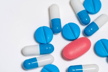 Çeşitli ilaç ilaç hapları, haplar ve kapsüllerin en üst görünümü..