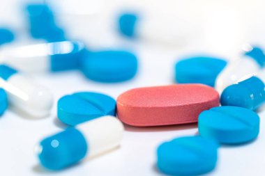 Çeşitli ilaç haplarının, tabletlerin ve kapsüllerin yakın plan çekimleri..