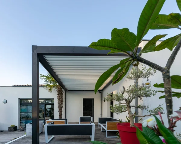 Açık hava pergola gölgelik yapısı, tente ve teras çatısı, bahçe salonu, sandalyeler, peyzaj ile çevrili metal ızgara.