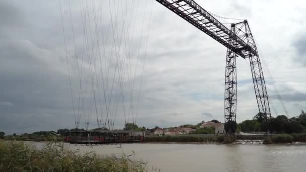 Puente Ferry Con Una Góndola Para Cruzar Río Charente Monumento — Vídeo de stock