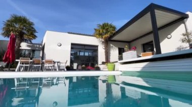 Açık hava pergola gölgelik yapısı, tente ve teras çatısı, bahçe salonu, sandalyeler, peyzaj ile çevrili metal ızgara.