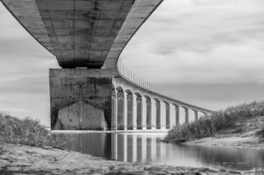 Ile de Re 'nin La Rochelle Köprüsü, Poitou Charente, Charente Denizcilik, Fransa. Siyah ve beyaz fotoğrafçılık