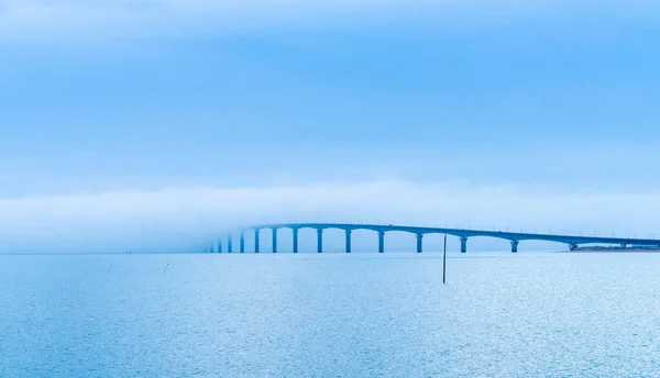 Ponte Ile Sul Mare Con Nebbia Una Giornata Invernale Vista — Foto Stock