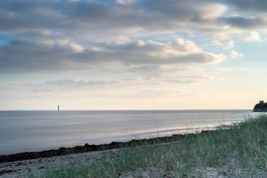 Chauveau deniz feneri, Re adası, gün batımında çok sakin bir denizde..