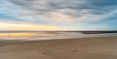 Chauveau Deniz Feneri alçak gelgit sırasında Atlantik Okyanusu 'nda duruyor. Gün batımının çarpıcı yansıması su ve denize yansıyor..