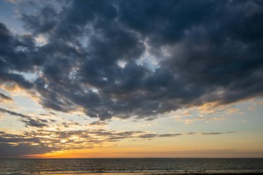 Atlantik Okyanusu, pürüzsüz dalga ve günbatımı gökyüzü soyut arkaplan. Yaz tatili ve seyahat macerası konseptini kopyala. Klasik ton filtre efekti renk biçimi.
