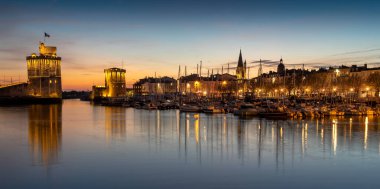 Gün batımında La Rochelle 'in eski limanının panoramik manzarası. Güzel şehir ışıkları