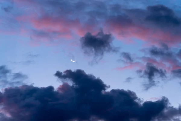 Яркое Голубое Небо Темными Облаками Полумесяцем Луны Вечером — стоковое фото