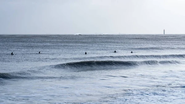 Silhueta Surfistas Ondas Com Chauveau Farol Famoso Farol Perto Rochelle — Fotografia de Stock