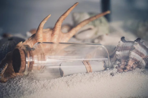 Бутылка Буквы Морских Раковин Песчаном Фоне — стоковое фото