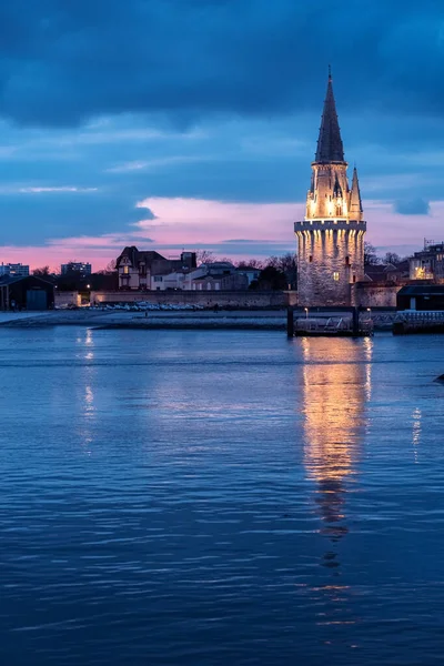 La Rochelle, Fransa 'daki Tour de la Lanterne' in gece manzarası. Liman suyunda güzel yansımalar.