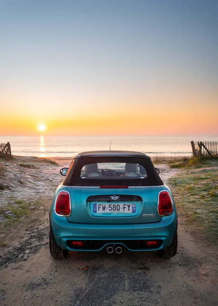 Rivedoux, Fransa, 01-08-2021 Ada 'da gün batımına bakan mavi araba.