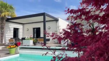 Açık hava pergola gölgelik yapısı, tente ve teras çatısı, bahçe salonu, sandalyeler, peyzaj ile çevrili metal ızgara.
