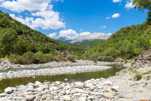 Aragon Ormanı 'ndaki Cinca Nehri. İspanya 'nın Huesca, İspanya' nın kuzeyindeki berrak sularda bulunan harika doğal havuzlarıyla