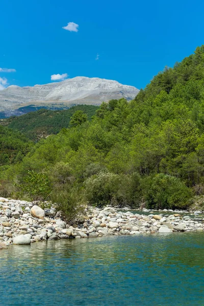Aragon Ormanı 'ndaki Cinca Nehri. İspanya 'nın Huesca, İspanya' nın kuzeyindeki berrak sularda bulunan harika doğal havuzlarıyla