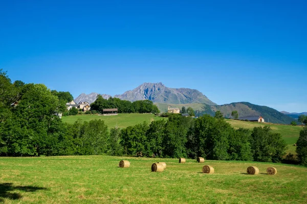 Ens Typical Small Town French Pyrenees Mountains Background Arbizon Massif — Stok fotoğraf