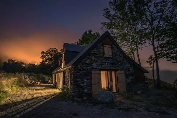 Aure Vadisi 'nde yenilenmiş otantik Pyrenean ahırı. Korunmasız taş ve ahşap yapı. İyi geceler.