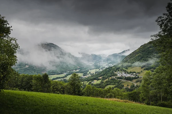 View Valley Aure French Pyrenees Mountains Cloudy Day Typical Pyrenean — Stok fotoğraf