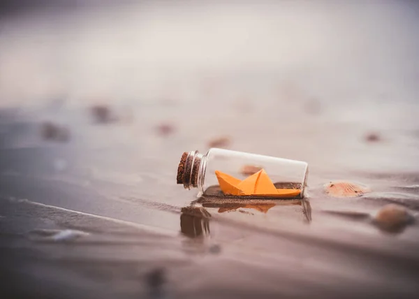 Miniatur Origami Schiff Flasche Steht Auf Sand Bei Sonnenaufgang — Stockfoto