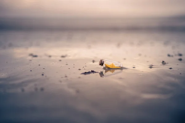 Buque Miniatura Origami Botella Pie Sobre Arena Amanecer — Foto de Stock