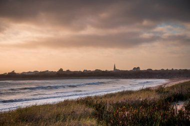 Saint-Marie-de-re, re Adası, Fransa 'nın Panorama köyü. Fotoğraf fırtınalı bir günde gün doğumunda çekildi.