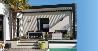 Moda avlu pergola gölge yapısı, tente ve teras çatısı, bahçe salonu, sandalyeler, bahçe düzeniyle çevrili metal ızgara; metin için boşluk kopyala