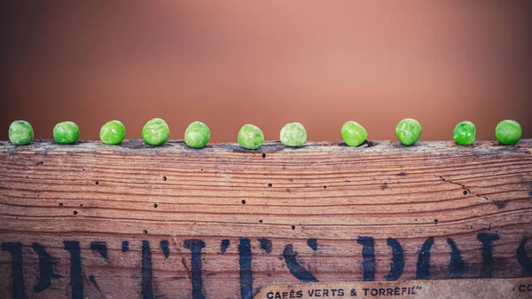 Зеленый Горох Выстроенный Поверх Ретро Деревянной Коробки Зеленым Горохом Написанным — стоковое фото