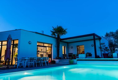 Modaya uygun teras pergola yapısı, tente ve teras çatısı, bahçe salonu, sandalyeler, peyzaj ile çevrili metal ızgara. İyi geceler.