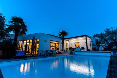 Modaya uygun teras pergola yapısı, tente ve teras çatısı, bahçe salonu, sandalyeler, peyzaj ile çevrili metal ızgara. İyi geceler.