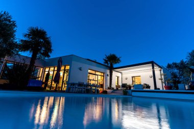 Modaya uygun teras pergola yapısı, tente ve teras çatısı, bahçe salonu, sandalyeler, peyzaj ile çevrili metal ızgara. İyi geceler.