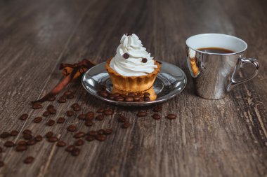 tabakta kremalı pasta