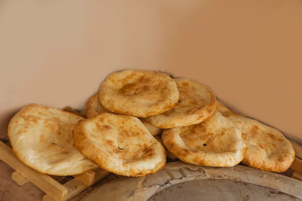 Pão tradicional branco e marrom — Fotografia de Stock