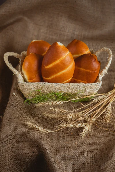 Poucos pães em uma cesta — Fotografia de Stock