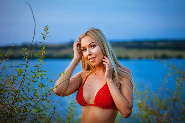 Portrét dívky v červené bikini — Stock fotografie