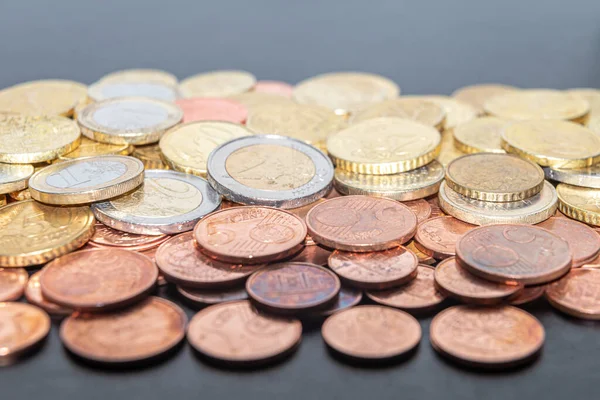 Münzen Und Eurocent Auf Weißer Oberfläche Vermögen Ersparnisse Und Zinserhöhungen — Stockfoto