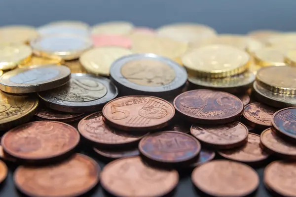 Κέρματα Και Λεπτά Ευρώ Λευκή Επιφάνεια Πλούτος Αποταμιεύσεις Και Αυξήσεις — Φωτογραφία Αρχείου