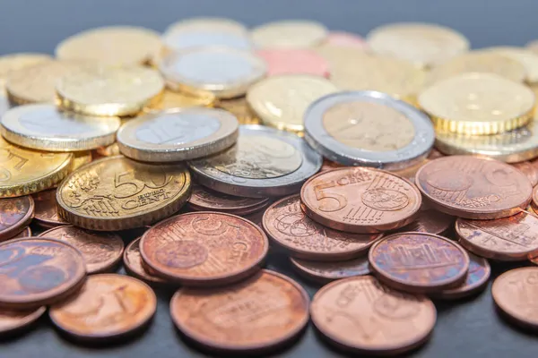 Κέρματα Και Λεπτά Ευρώ Λευκή Επιφάνεια Πλούτος Αποταμιεύσεις Και Αυξήσεις — Φωτογραφία Αρχείου