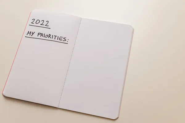 Biała Strona Pamiętnika Czarnym Tekstem 2022 Moje Priorytety Oczekiwania Aspiracje — Zdjęcie stockowe