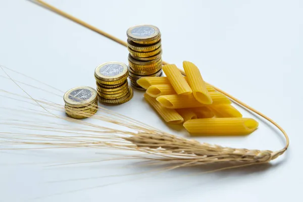 Weizenohren Daneben Nudeln Pennette Und Münzen Preiserhöhung Bei Weizen Nudeln — Stockfoto